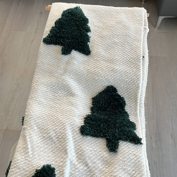 NWT Rachel Zoe Green Christmas Tree Throw - Picture 2 of 5